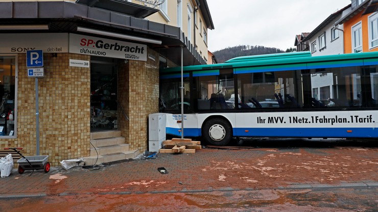 W Niemczech szkolny autobus uderzył w ścianę domu. Stan pięciorga dzieci jest ciężki
