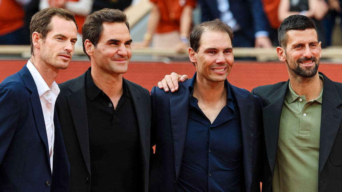Roger Federer, Rafael Nadal i Novak Djoković stoją razem na korcie tenisowym.
