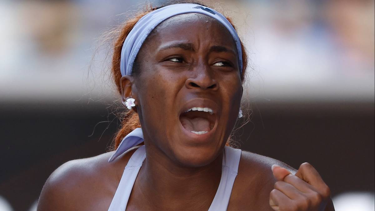 Coco Gauff, amerykańska tenisistka, świętuje zdobyty punkt lub wygrany gem podczas meczu Australian Open.