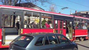 Śmiertelny wypadek w Katowicach. Samochód wjechał pod tramwaj