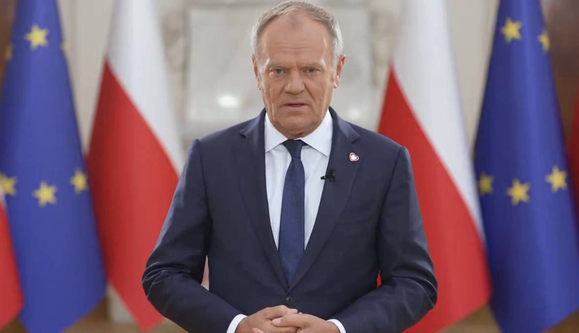 "Awantury i burdy pod bramą TK". Tusk zamieścił nagranie