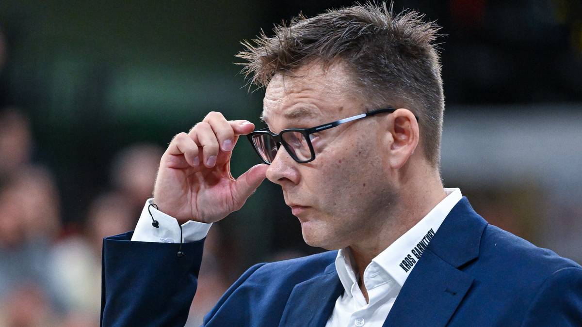 Trener koszykówki w okularach poprawia okulary