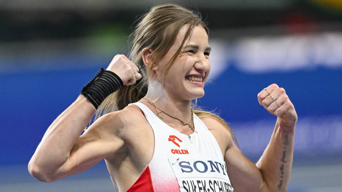 Adrianna Sułek-Schubert świętująca sukces, zaciskająca pięści, w stroju sportowym z widocznym nazwiskiem na koszulce.