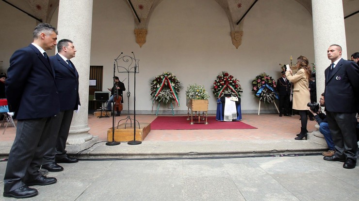 Tłumy na pogrzebie Umberto Eco w Mediolanie