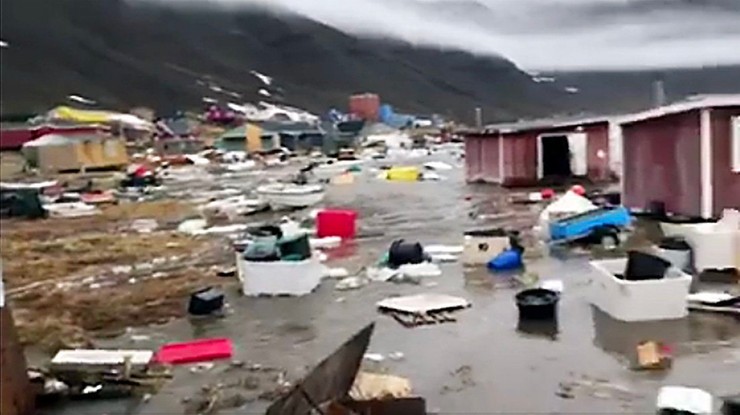 Trzęsienie ziemi i tsunami na Grenlandii. Cztery osoby zaginione, inni "mogli udać się na ryby"