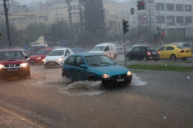 Grecja pod wodą. Front burzowy nad stolicą