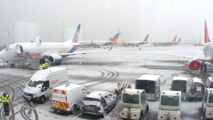 Zamknięte szkoły i lotniska, zablokowane drogi. Wielka Brytania sparaliżowana opadami śniegu