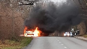 Pożar policyjnego radiowozu pod Warszawą. Samochód doszczętnie spłonął