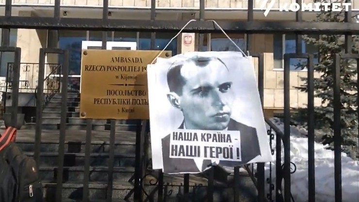 Portret Bandery na ogrodzeniu ambasady RP w Kijowie