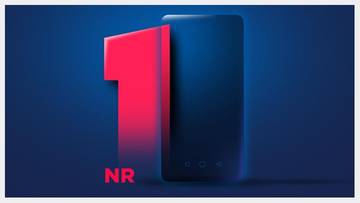 Czerwony znak "1" z neonowym połyskiem obok ciemnego, nowoczesnego smartfona na granatowym tle.