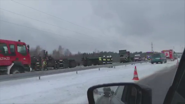 Kolizja dwóch ciężarówek amerykańskiej armii na A2. Ruch jednym pasem