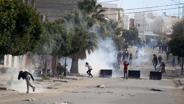 Demonstracje w Tunezji po samospaleniu dziennikarza. Doszło do starć z policją