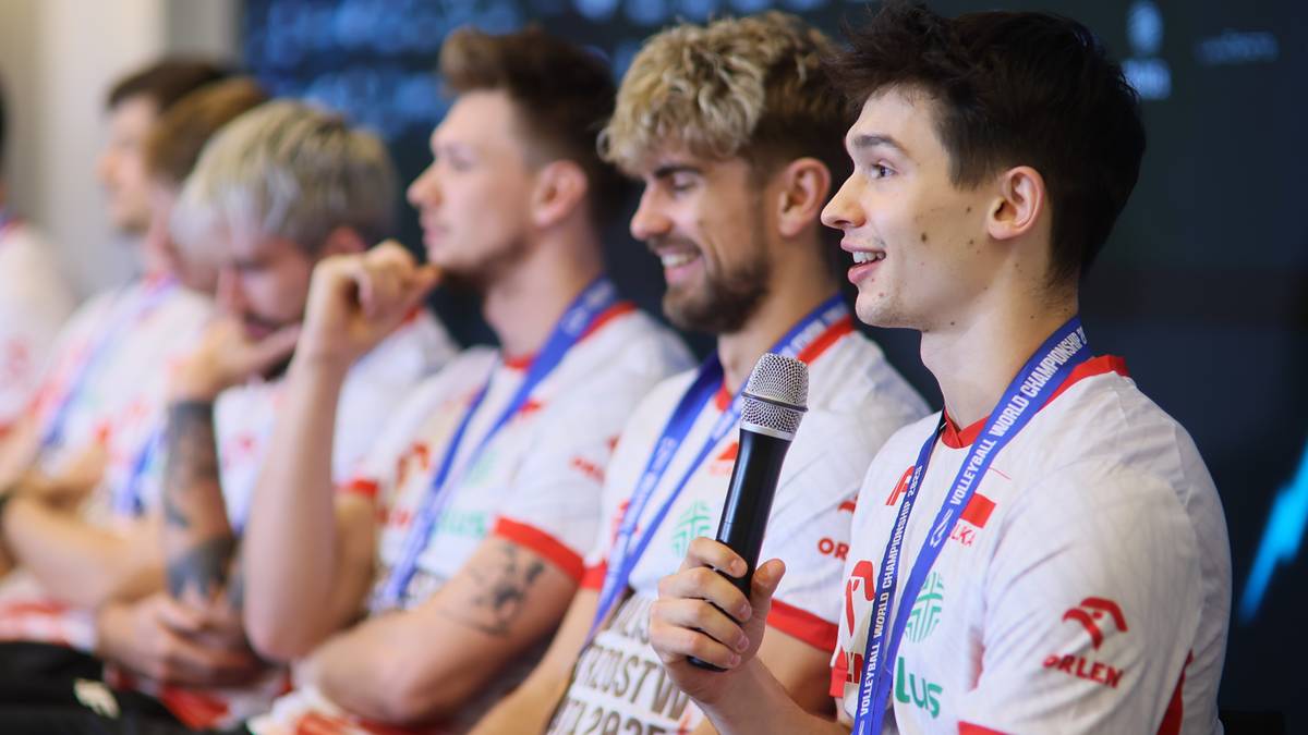 Siatkarz Granieczny z mikrofonem w ręku udziela wywiadu.