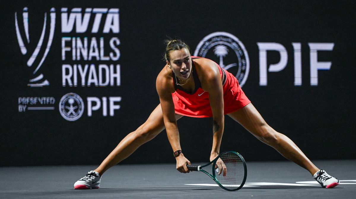 Tenisistka Iga Świątek na korcie w akcji podczas meczu WTA Finals w Rijadzie.