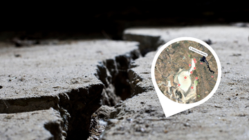 Zbliżenie na pękniętą ziemię z zaznaczonym na mapie obszarem badań