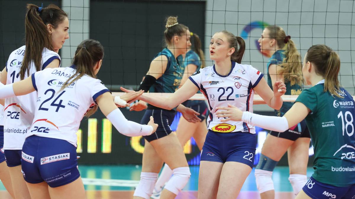 Siatkarki PGE Budowlanych Łódź w białych strojach cieszą się po akcji na boisku.
