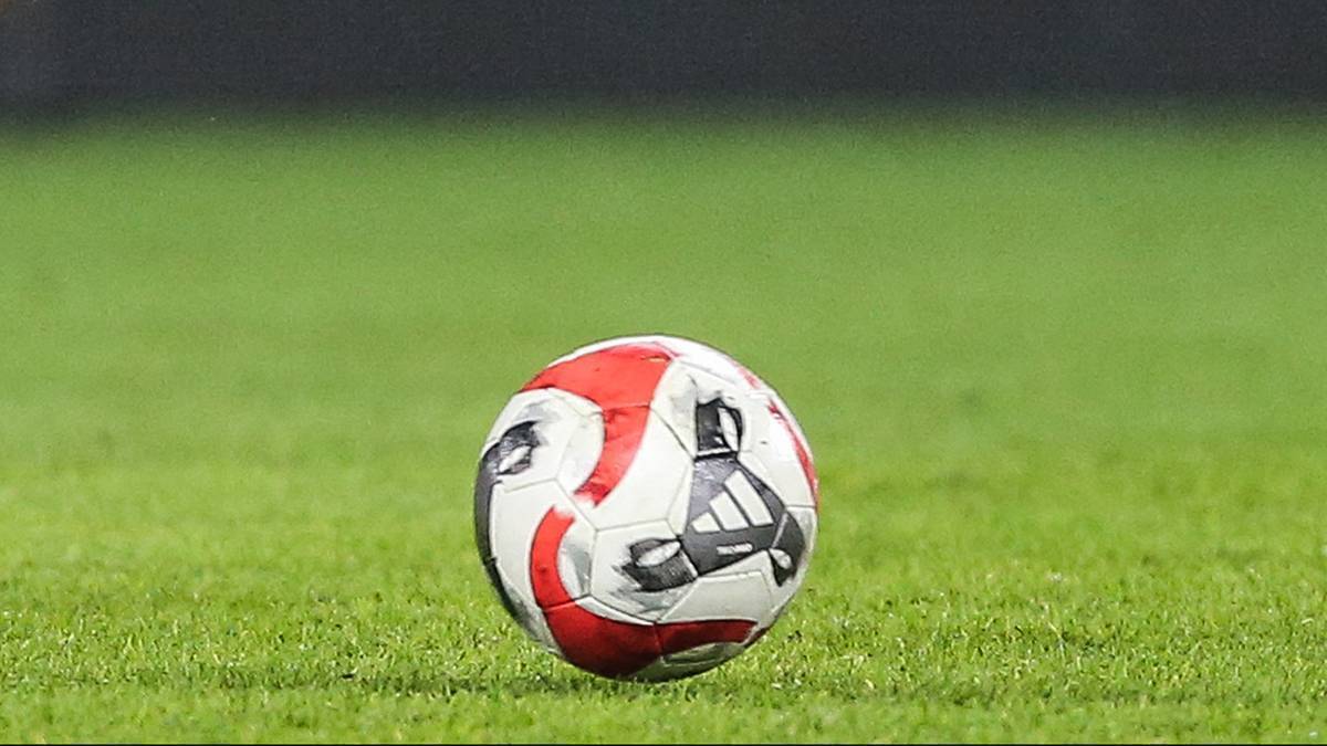 Piłka do gry w piłkę nożną na zielonej trawie.