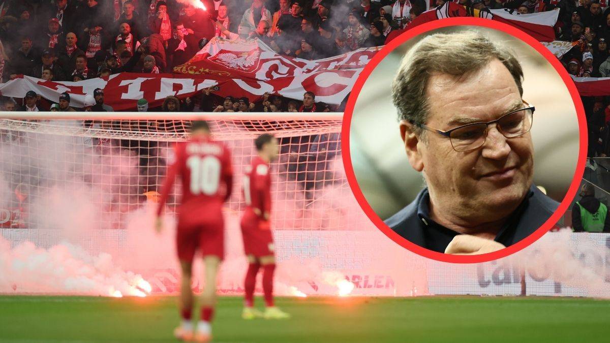 Fragment boiska piłkarskiego z zawodnikami, kibicami z racami w tle i podobizną Czesława Michniewicza.