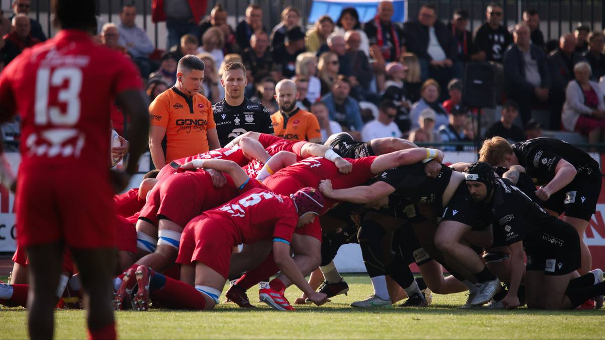 Drużyny rugby walczące w młynie.