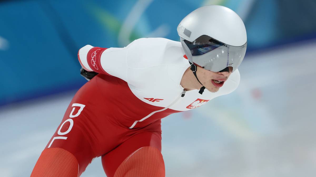 Zawodnik łyżwiarstwa szybkiego w stroju reprezentacji Polski podczas zawodów.