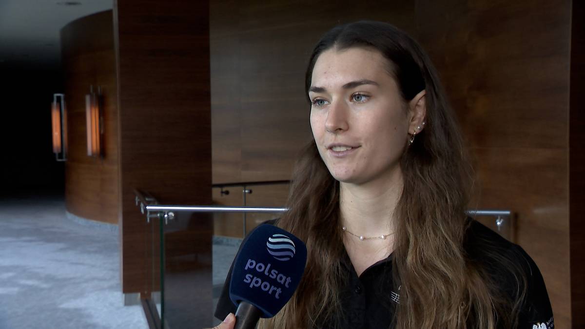 Siatkarka Paulina Damaske udziela wywiadu z mikrofonem Polsat Sport.