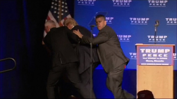 Donald Trump ewakuowany ze sceny podczas przemówienia. W obawie o jego bezpieczeństwo