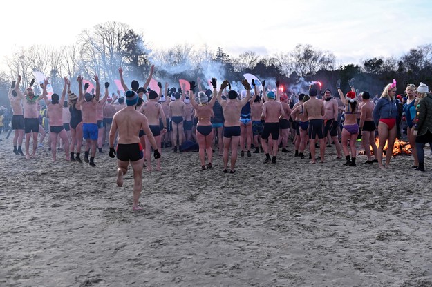 Ponad 150 "morsów" powitało Nowy Rok kąpielą w Bałtyku