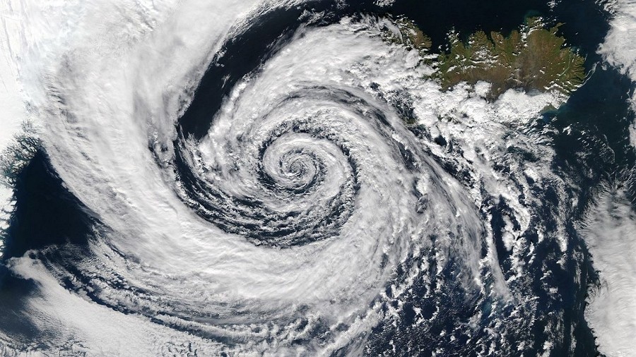 Niż z ciśnieniem 980 hPa w okolicach Islandii w dniu 3 września 2003 roku. Fot. NASA.