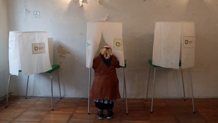 Gruzin szarpał w komisji wyborczej posłankę z PiS. Małgorzata Gosiewska o głosowaniu w Tbilisi