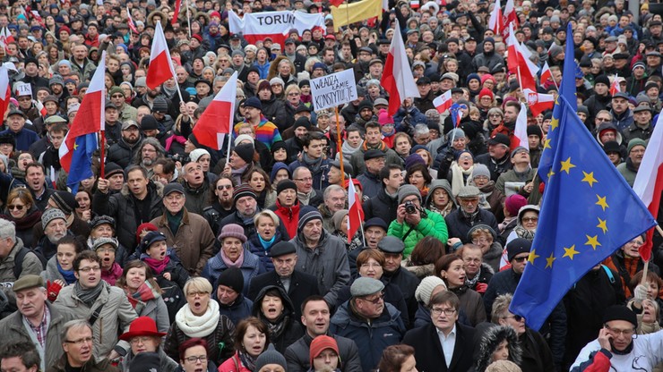 Polacy tłumnie wyszli w weekend na ulice. "Zabrakło treści. To był stracony czas"
