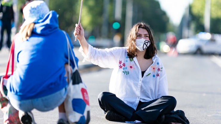 Niemcy. Aktywiści klimatyczni blokują drogi w Berlinie, wściekli kierowcy sami ich usuwają
