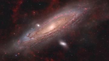 Zdjęcie Galaktyki Andromedy (M31) z widocznymi galaktykami satelitarnymi M32 i M110, otoczone ciemnymi obłokami kosmicznego pyłu i czerwonymi mgławicami wodorowymi.