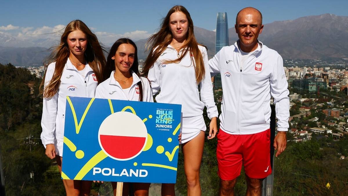 Cztery osoby trzymają tablicę z napisem POLAND i flagą Polski, symbolizującą awans do turnieju.