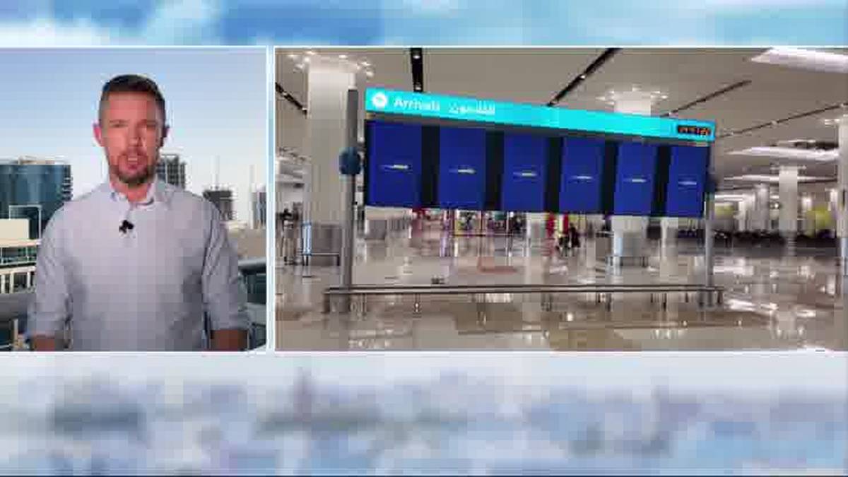 Fragment ekranu telewizyjnego z lewej strony przedstawiający mężczyznę w jasnej koszuli, a z prawej strony widok na nowoczesne lotnisko z tablicami informacyjnymi.