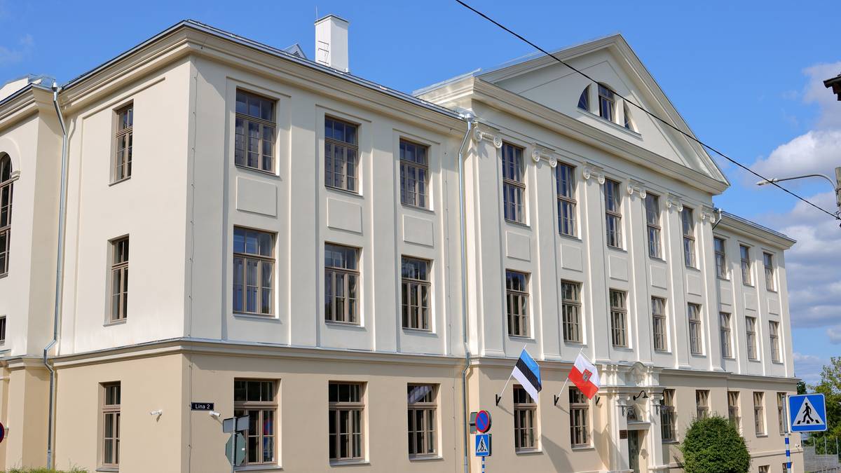 Estonian city Tartu films school windows to protect against drone attacks