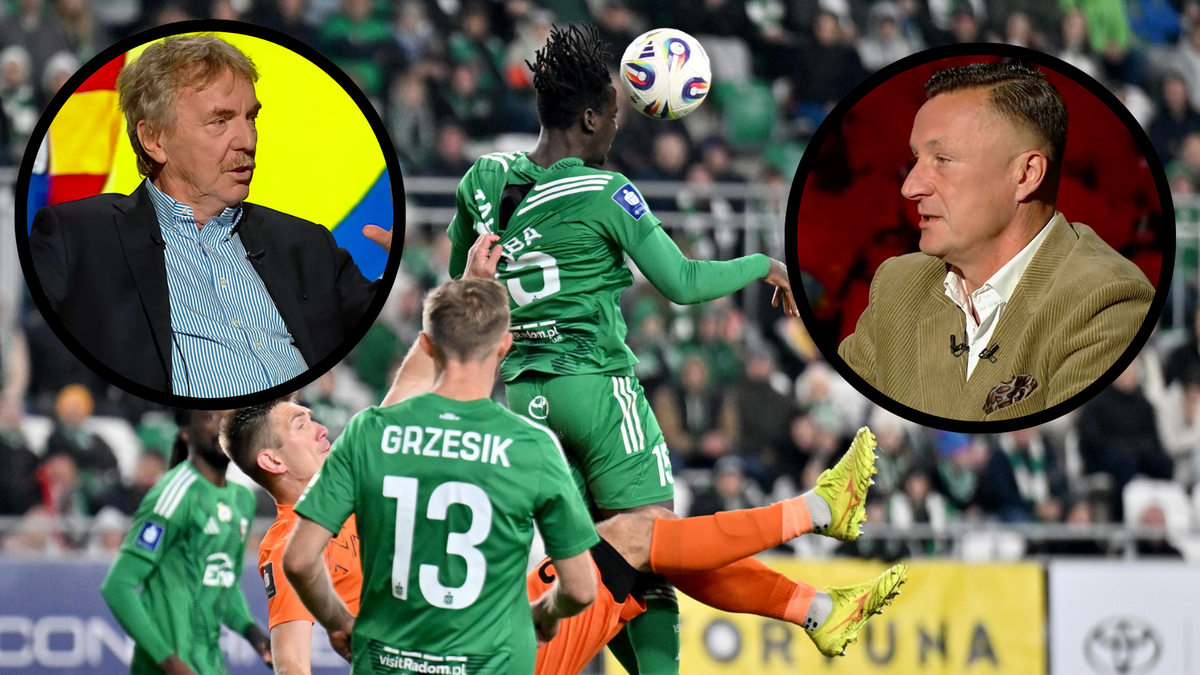 Trzech mężczyzn. Dwóch z nich to komentatorzy piłkarscy w okrągłych wycinkach nałożonych na zdjęcie meczu piłki nożnej. Trzeci mężczyzna, piłkarz w zielonej koszulce, aktywnie uczestniczy w akcji na boisku.