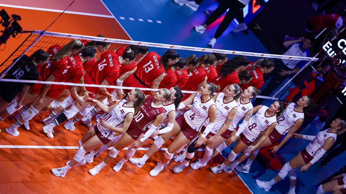 Siatkarki w strojach sportowych na boisku podczas meczu mistrzostw Europy