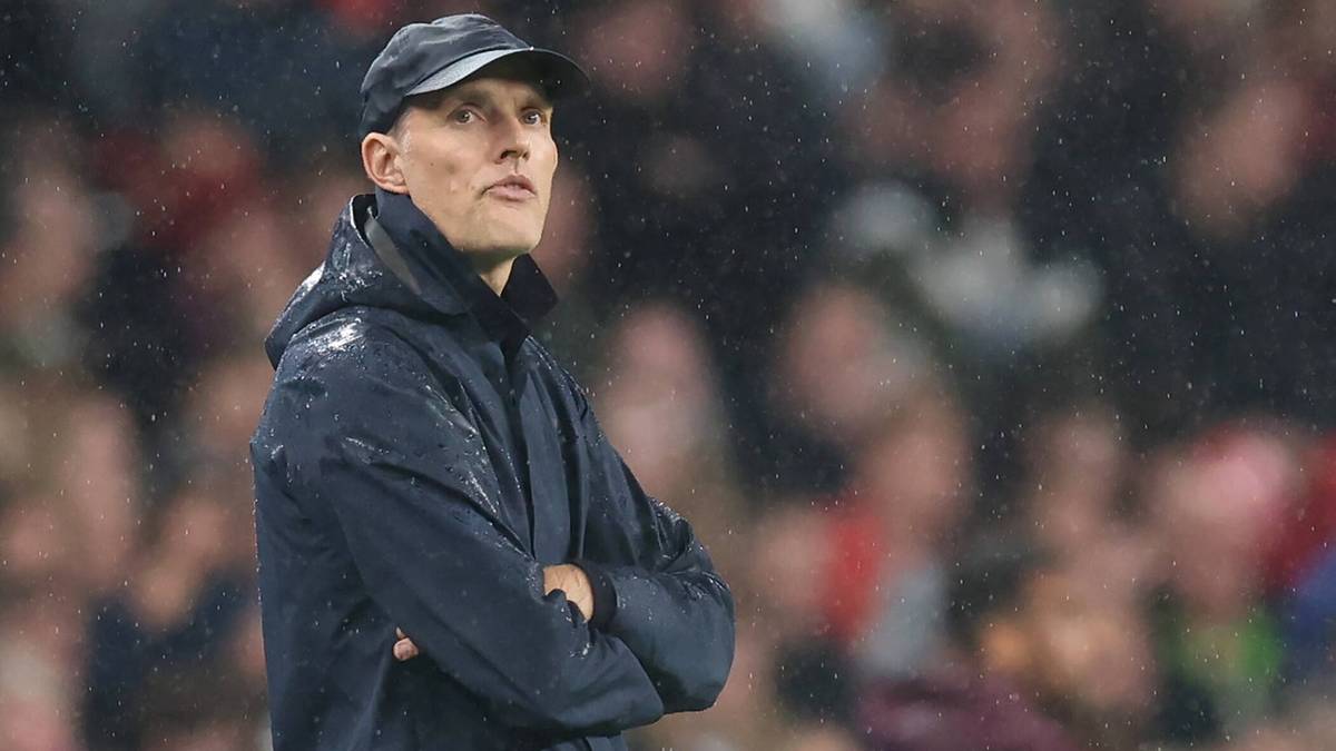 Thomas Tuchel, trener piłkarski, w kurtce i czapce, z rękami skrzyżowanymi na piersi.