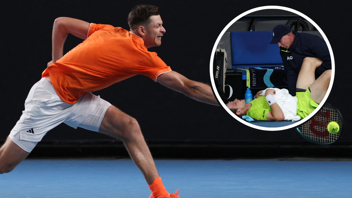 Hubert Hurkacz podczas meczu tenisowego, w tle fragment z interwencją medyczną.