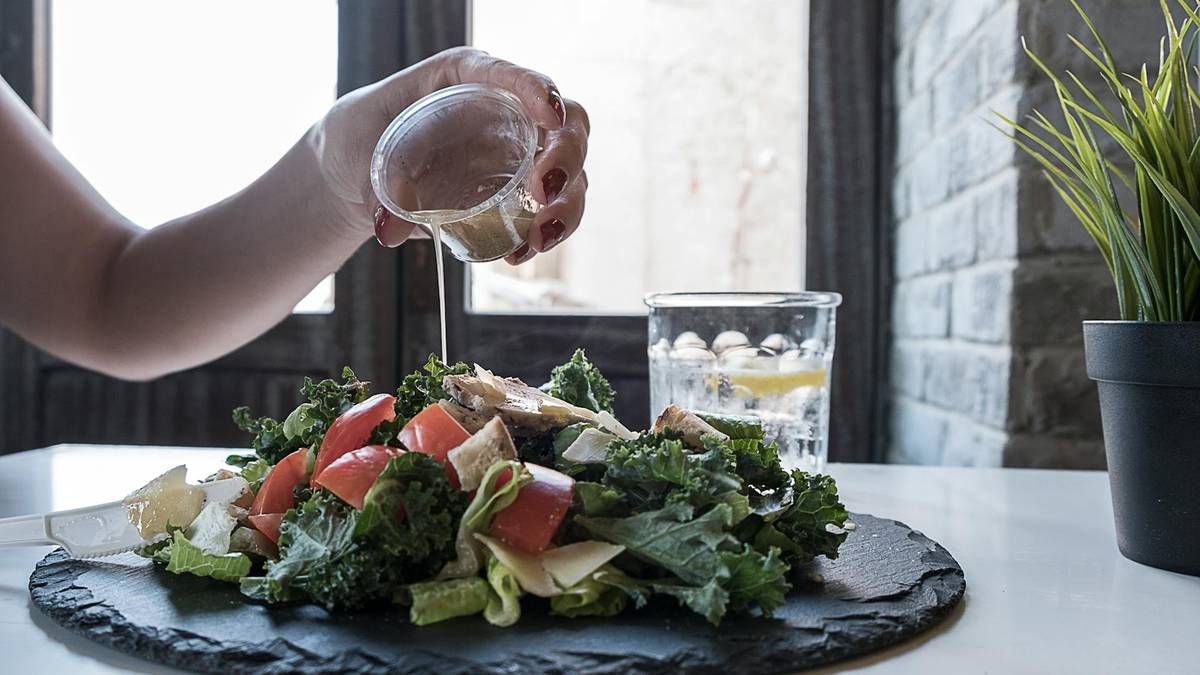 Czarne złoto w kuchni. Wystarczy kilka kropel do posiłku, aby obniżyć cholesterol