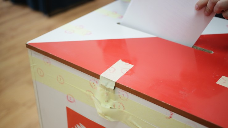 Kilkadziesiąt wypełnionych kart do głosowania odnaleziono w Płocku. Trwa dochodzenie policji