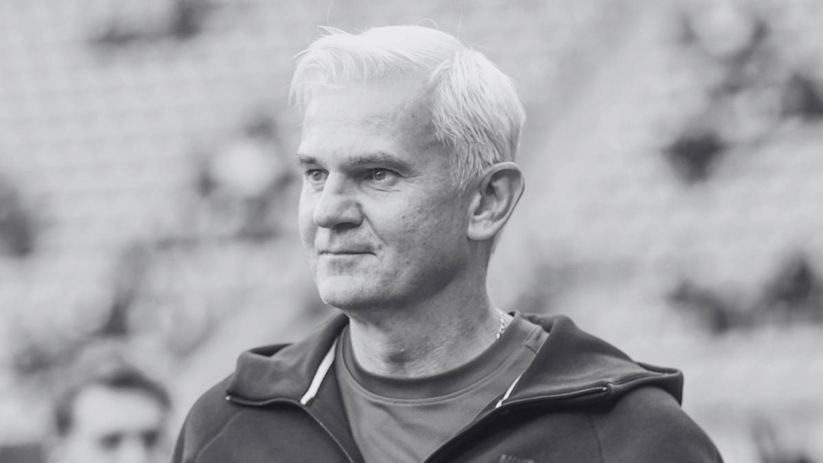 Portret Vukovicia, trenera Widzewa Ł&oacute;dź, na konferencji prasowej.