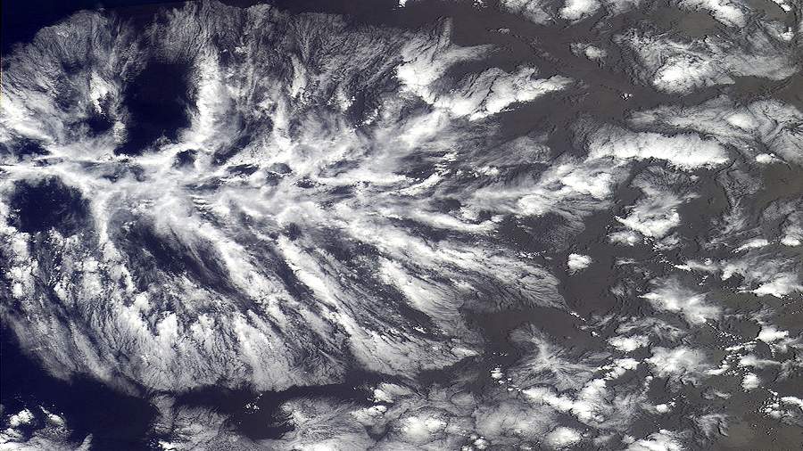 Chmury promieniste okiem satelity. Fot. NASA.