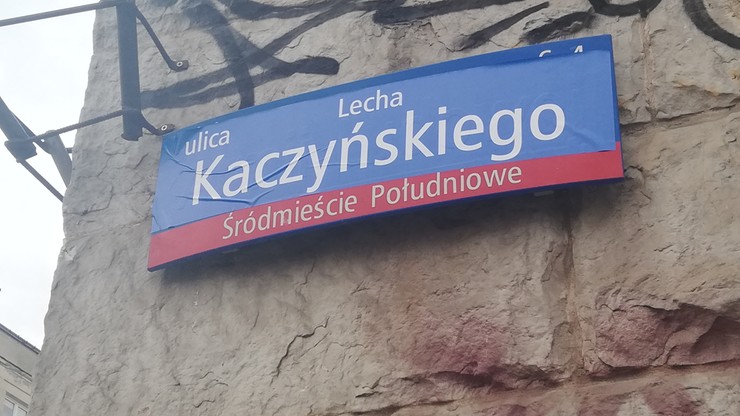 Warszawa. "Ulica Lecha Kaczyńskiego" zamiast Armii Ludowej. Ktoś zakleił tablice