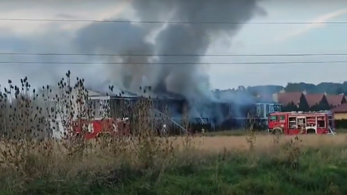 Kłęby ciemnego dymu nad Rzeszowem. Płoną szeregowce