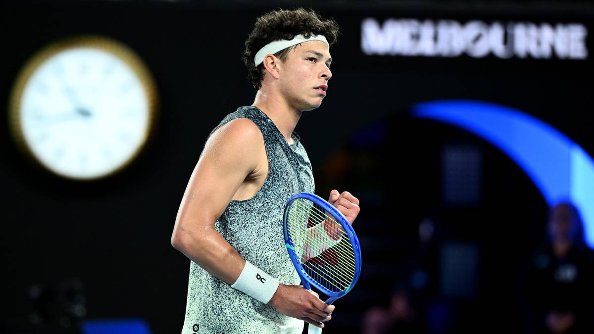 Tenisista Ben Shelton na korcie, w ręku trzyma rakietę, ubrany w strój sportowy.