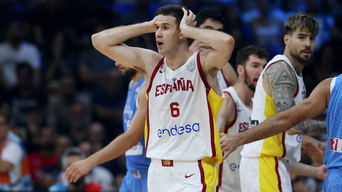 Gracz reprezentacji Hiszpanii w koszykówce, oznaczony numerem 6, z rękami na głowie, wyrażający zmartwienie podczas meczu.