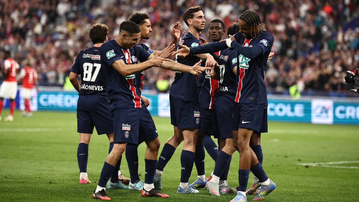 Grupa piłkarzy w niebieskich strojach świętuje zdobycie gola na boisku.