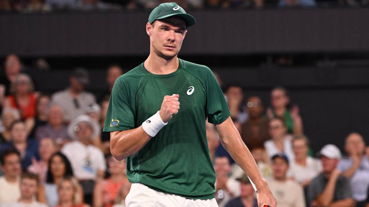 Tenisista Kamil Majchrzak podczas meczu, świętuje zdobyty punkt.