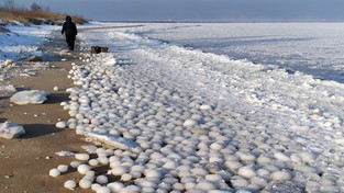 18.01.2021 09:00 Niesamowite lodowe kule pojawiły się nad Zatoką Gdańską. Czym są i skąd się wzięły? [ZDJĘCIA]